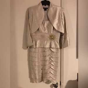 A beautiful and classy evening dress by Jessica Howard, from MACY’S ❤️